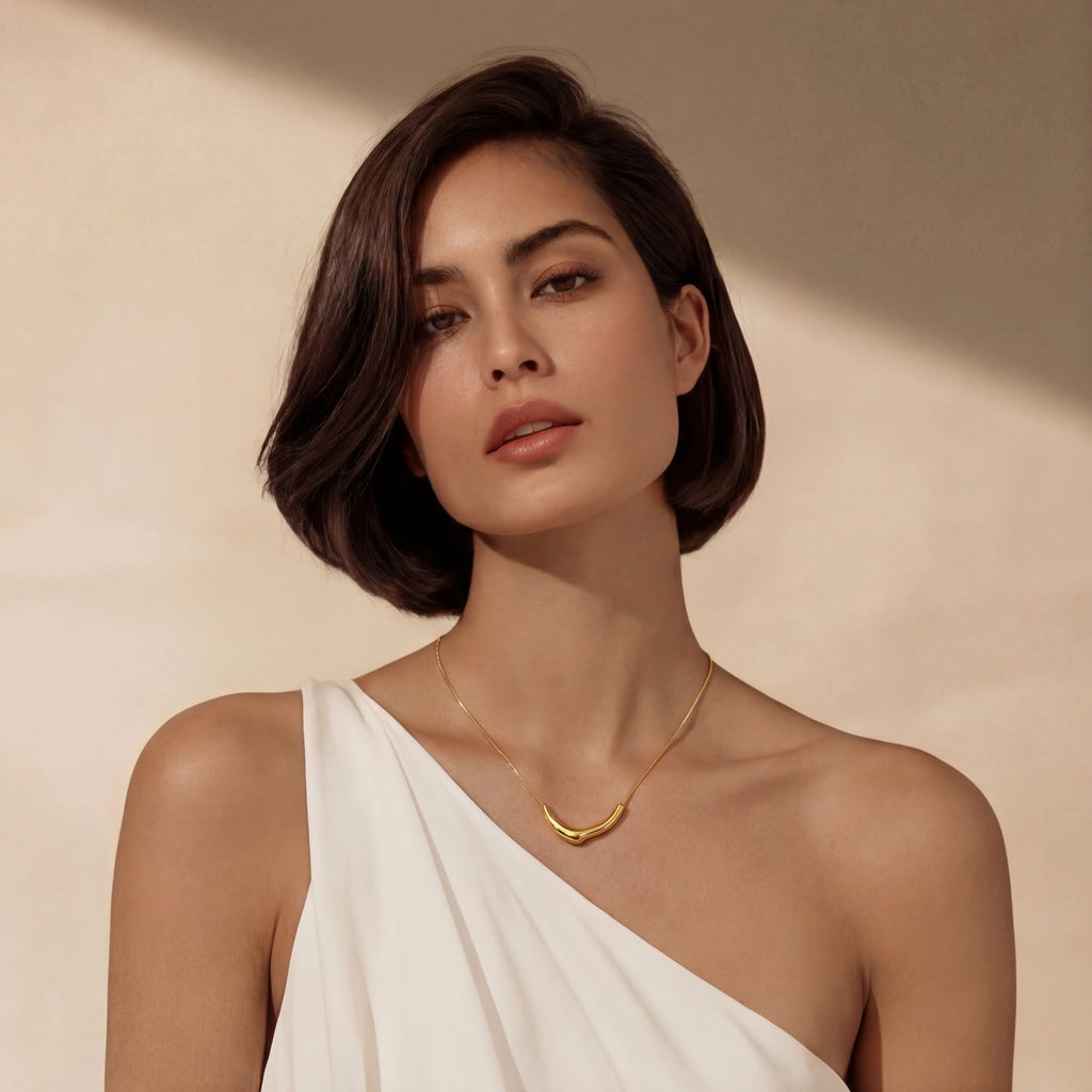 Collier plastron incurvé