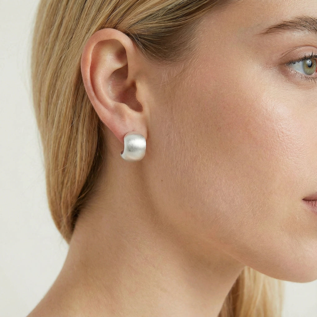 Clous d'oreilles en argent brossé