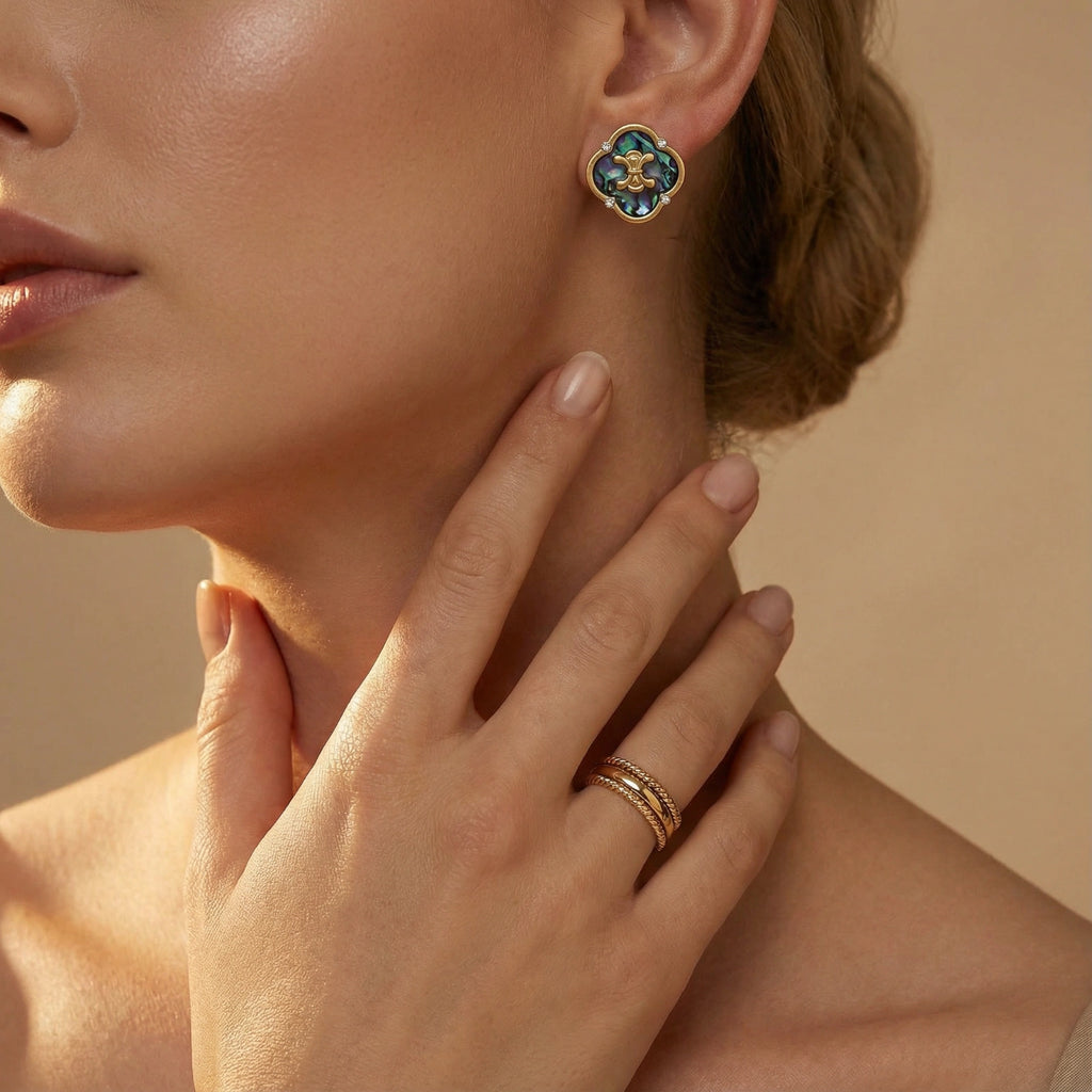 Clous d'oreilles à motif de trèfle en coquillage mystique