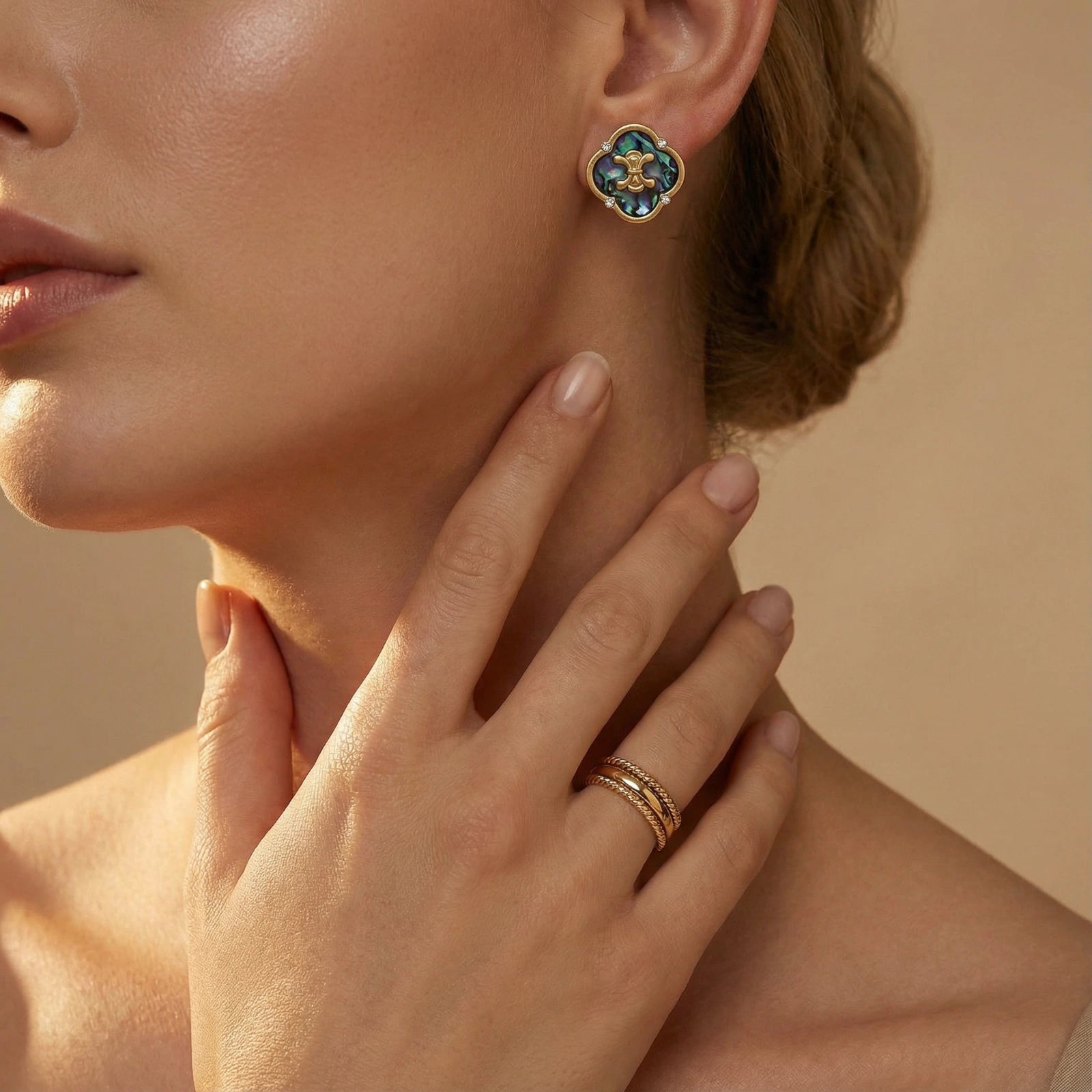 Clous d'oreilles à motif de trèfle en coquillage mystique