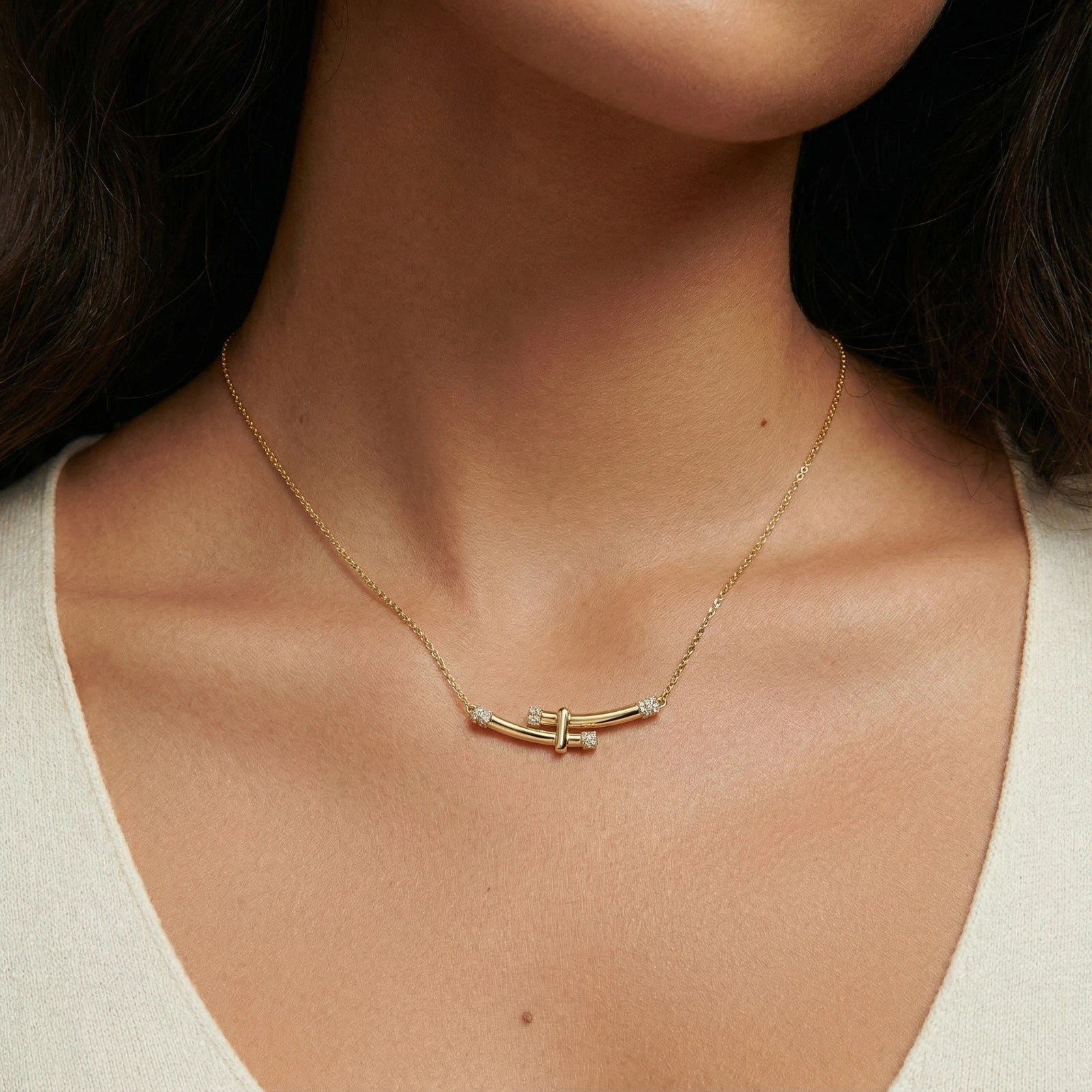Collier en bambou et cristal en forme d'arc