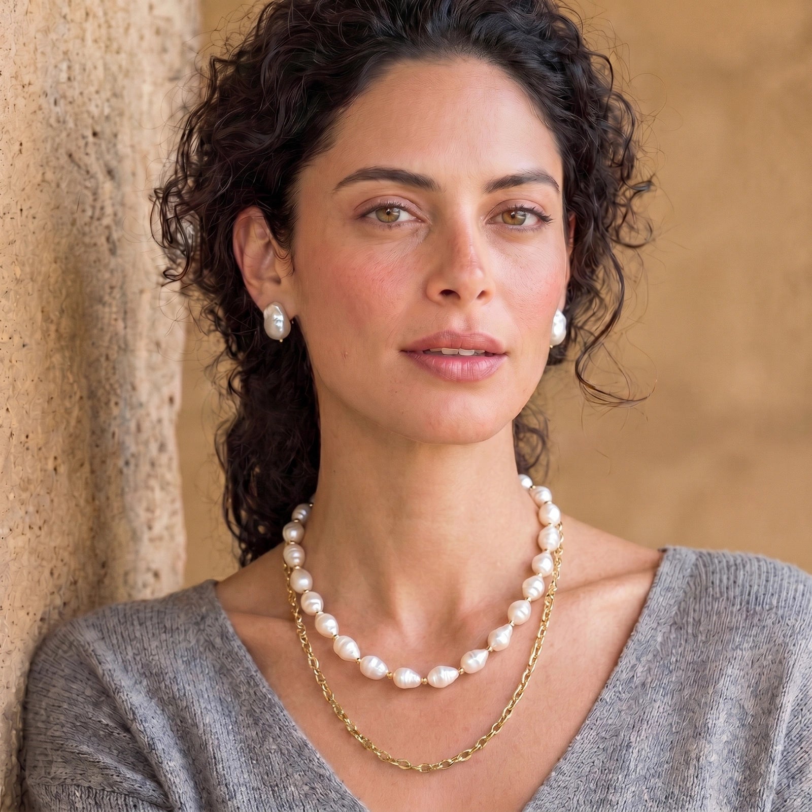 Collier à plusieurs rangs de perles dorées